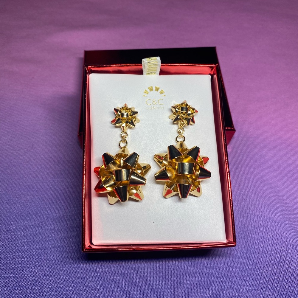Christmas holiday present bow gold earrings - Picture 3 of 4